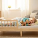 キッズベッドで眠る子供